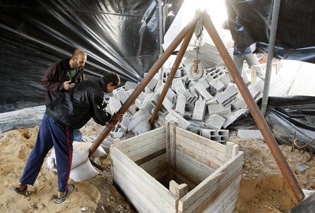 Palesztinok 2009-ben egy izraeli légitámadás során lerombolt alagút előtt. Egyiptom elvágná a köldökzsinórt
