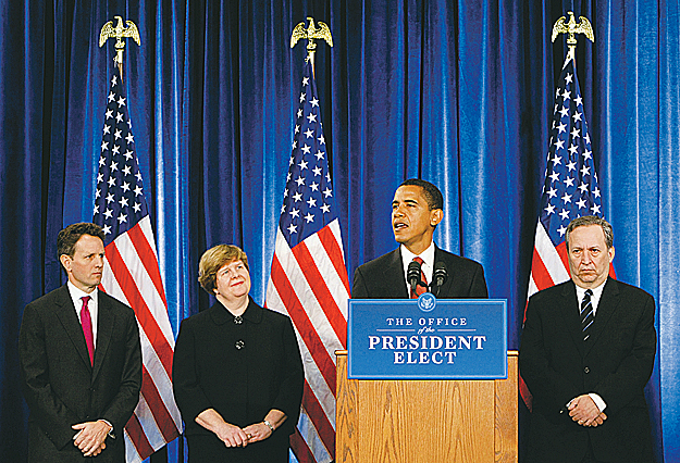 Obama, háttérben a gazdasági csapat: Timothy Geithner, Christina Romer és Lawrence Summers