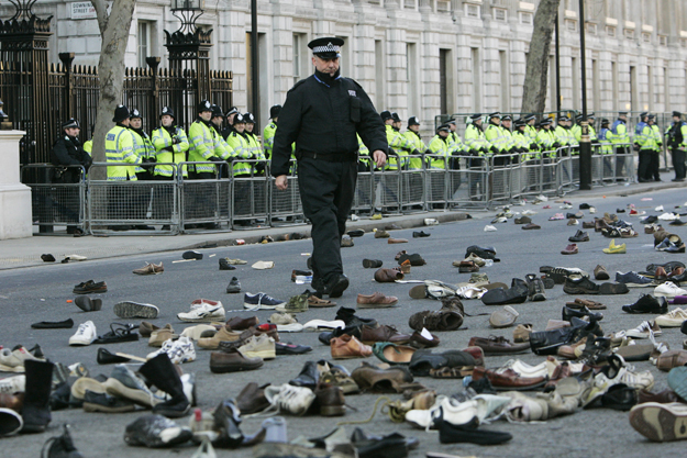 Tüntetők cipői a Downing Street-i miniszterelnöki rezidencia  előtt Londonban január 3-án