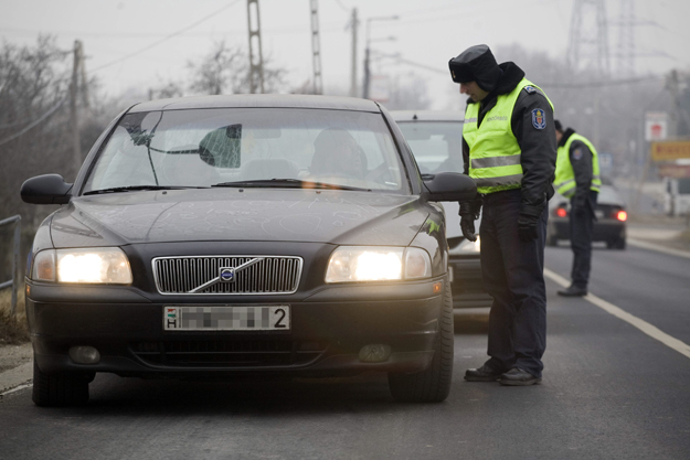 Rendõrök tájékoztatják a megállított páros számjegyre végzõdõ rendszámmal közlekedõ autók vezetõit a fõváros határában a 7-es úton