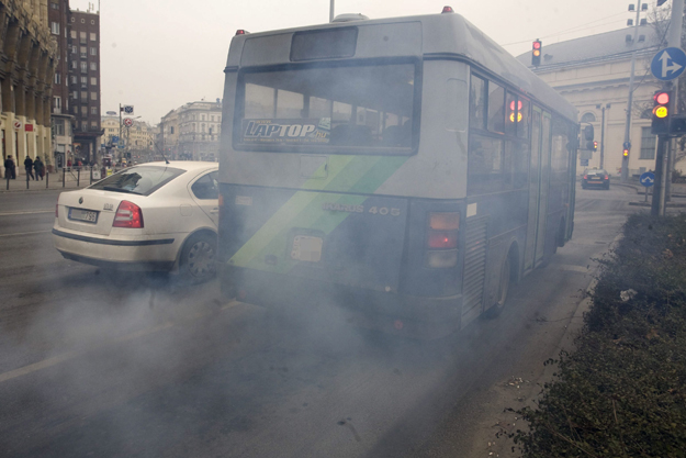 Kipufogó gázt engedõ, mentességet élvezõ BKV autóbusz és egy páros számjegyre végzõdõ rendszámmal közlekedõ autó a Belvárosban
