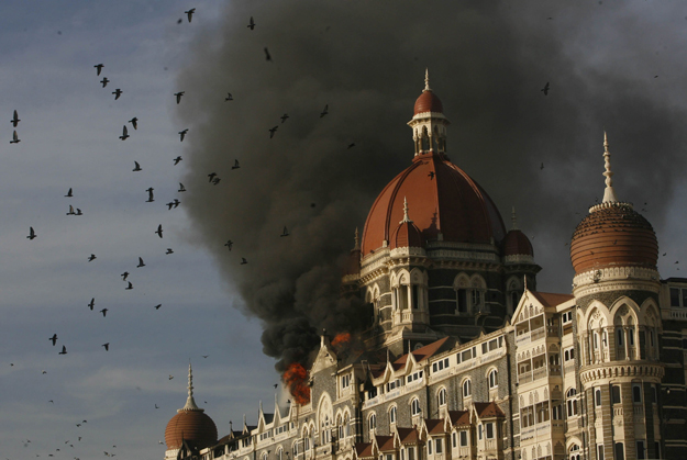 Füstölgő Taj Hotel épülete Mumbaiban