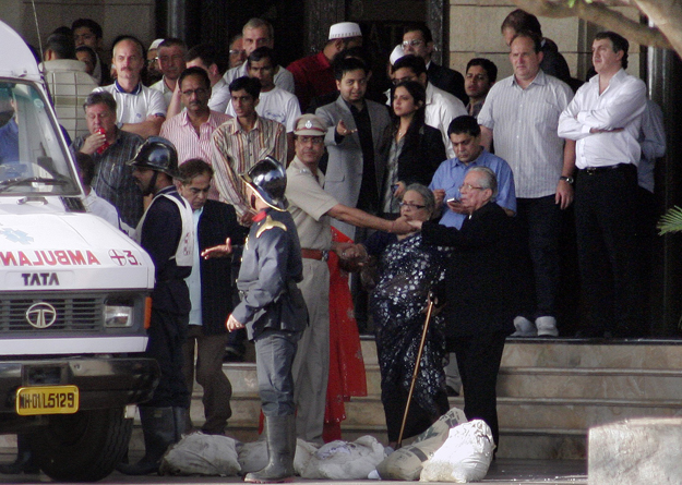 A mumbai merényletek alatt a Taj Mahal Hotelben rekedt vendégek a lépcsőn várják, hogy végre elhagyhassák a megtámadott szállodát