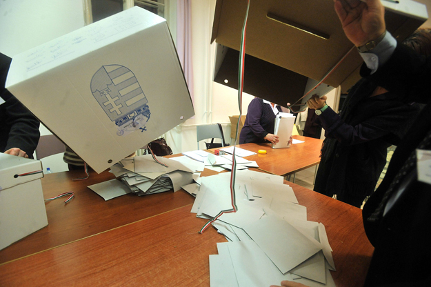Felbontják a szavazatszedõ úrnát, hogy megszámolják a leadott voksokat a 9-es szavazókörben a 12. számú országgyûlési egyéni választókerületben