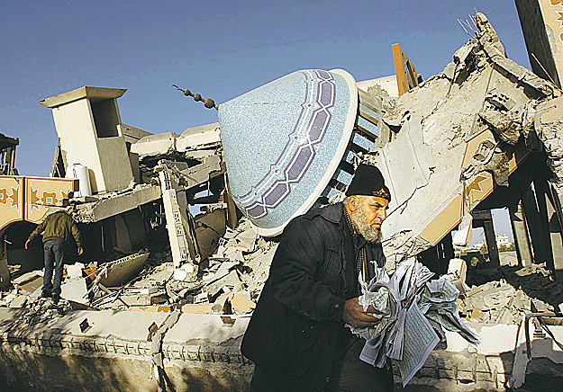 A Koránt menti egy rafahi férfi az összeomlott mecsetből