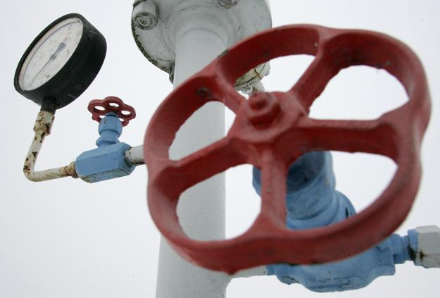 A pressure gauge is seen at a Ukrainian gas compressor station in the village of Boyarka near Kiev January 4, 2009. Russia and Ukraine looked no closer to compromise on Sunday over a gas row that has disrupted supplies to at least four European Union