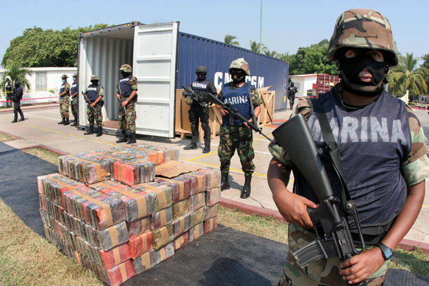 Lefoglalt kokaint őriznek álarcos mexikói haditengerészek a nyugat-mexikói Manzanillo kikötőjében