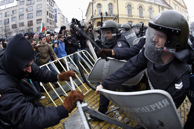 A kormány lemondását követelõ tüntetõk és rohamrendõrök csapnak össze a bolgár parlament épülete elõtt Szófiában