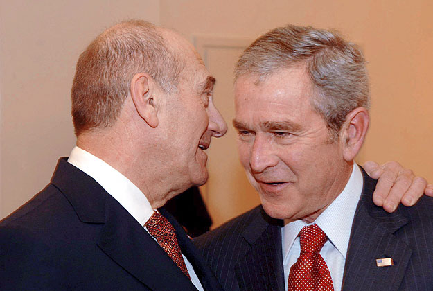 George W. BUSH amerikai elnök (j) és Ehud OLMERT izraeli kormányfő beszélget a tel-avivi kormányfői rezidencián adott vacsora előtt 2008. január 10-én.  