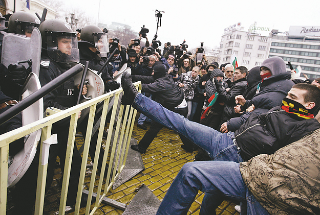 Rendőrök és tüntetők a bolgár parlament épülete előtt