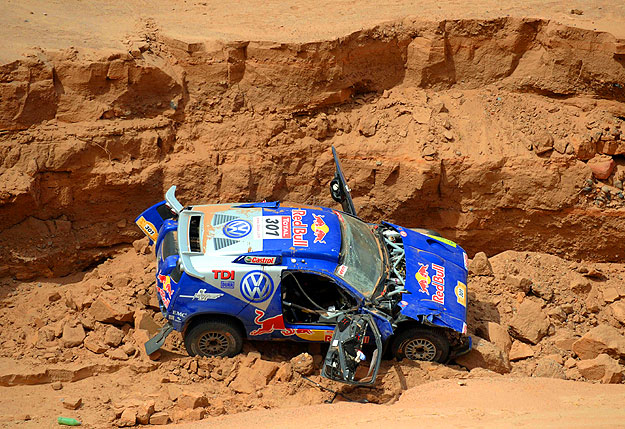 Carlos Sainz Volkswagen Touaregje hever összeroncsolódva, miután egy kisebb szakadékba zuhant a dél-amerikai Dakar-rali 12., az argentínai Fiambala és La Rioja közötti szakaszán 2009. január 15-én.