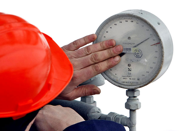 A Gazprom technician inspects a pressure gauge at the gas export monopoly's Sudzha compressor station, January 14, 2009. Ukrainian state energy company Naftogaz on Wednesday declined a request by Russia's Gazprom to supply almost 100 million cubic me