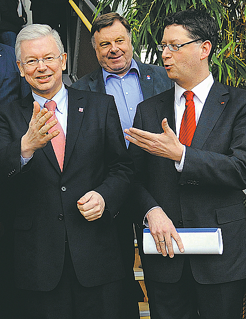 Roland Koch (CDU), Willi van Oyen (Balpárt) és Thorsten Schäfer-Gümbel (SPD)