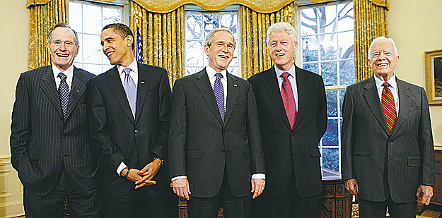 George H. W. Bush, Barack Obama, George W. Bush, Bill Clinton és Jimmy Carter a Fehér Házban