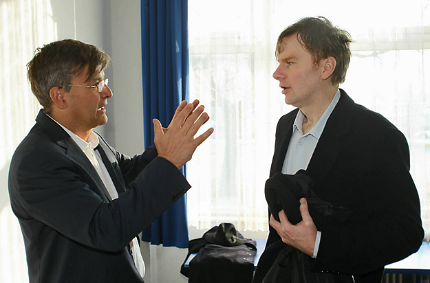 Demszky Gábor ügyvivő, és Fodor Gábor, az SZDSZ elnöke beszélget a Szabad Demokraták Szövetsége Országos Tanácsának ülése előtt