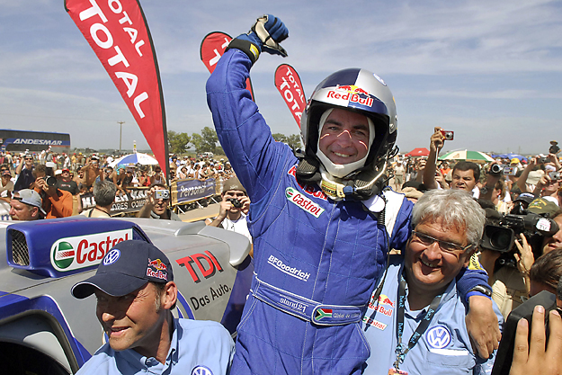 Giniel De Villiers dél-afrikai versenyzőt ünneplik miután megnyerte a 2009-es Dakar Rallyt