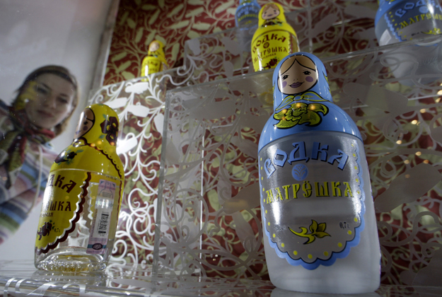 Tradicionális kiszerelésű vodkásüveg a szentpétervári Vodka Múzeumban 