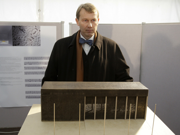 Andreas Meck német építész az általa tervezett katonai emlékmű makettjével - Berlinben lerakták az első ilyen építmény alapkövét a második világháború óta