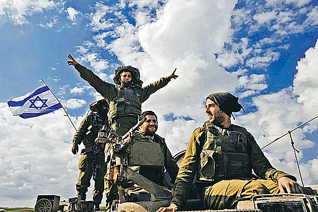 Ünneplő izraeli katonák hagyják el a Gázai övezetet a 22 napos háború után