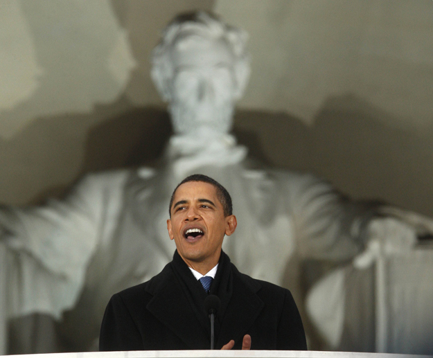 Barack OBAMA megválasztott amerikai elnök megnyitja a beiktatásához kapcsolódó ünnepségek sorozatát a washingtoni Lincoln-emlékmûnél 2009. január 18-án