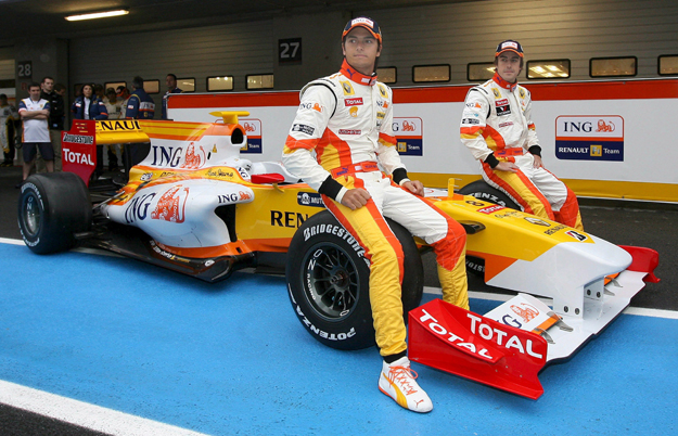 A Renault-csapat két versenyzője, a kétszeres világbajnok spanyol Fernando Alonso és a brazil ifj. Nelson Piquet az új versenyautóval, az R29-essel