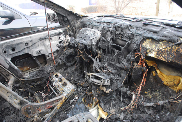 Egy kiégett Renault az Árpád utcában, ahol két autó gyulladt meg a parkolóban, az egyik teljesen kiégett, Csepelen, 2009. január 17-én