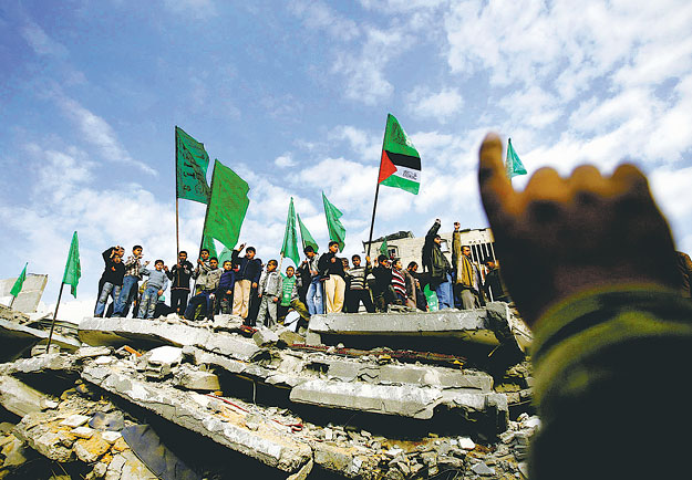Palesztin tüntetők az izraeliek által megölt egyik Hamasz-vezető lerombolt házánál