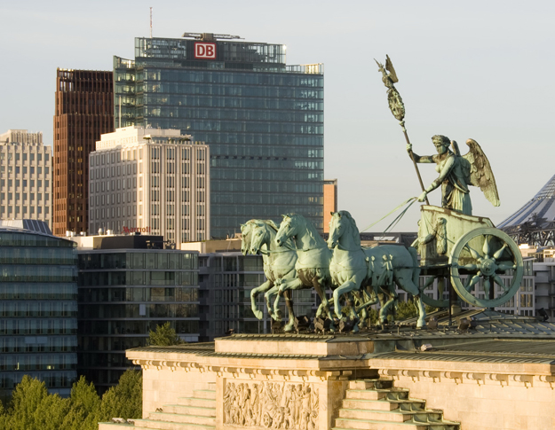 The Quadriga atop of the Brandenburg Gate is pictured in front of the Deutsche Bahn AG headquarters (L) and the Sony Center (R) at the Potsdamer Platz in Berlin August 14, 2008.     REUTERS/Fabrizio Bensch (GERMANY)