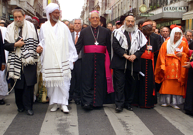 Portugál püspök Jose Policarpo középen