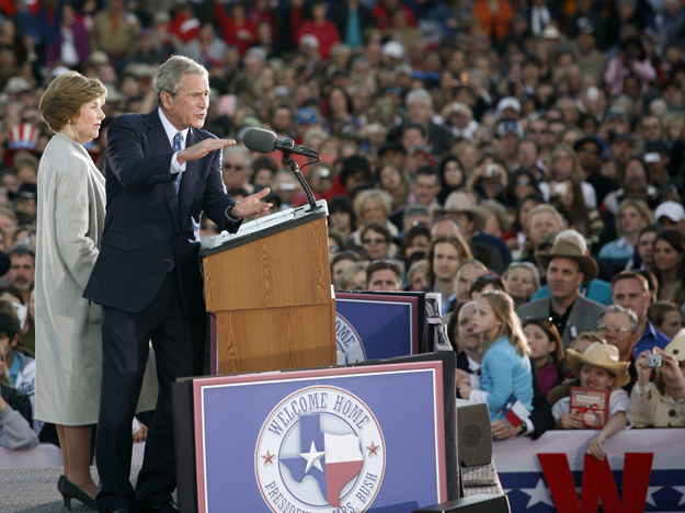 	
George W. Bush feleségével Midlandben, Texasban