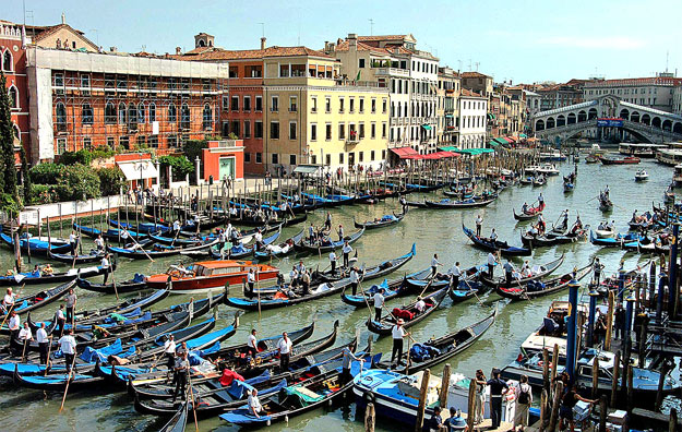 Hundreds of Venice's famed gondoliers strike May 30, 2002 near the famous Rialto Bridge, in protest at illegal immigrants who they say are threatening their business. Some 150 boats crossed oars across Canal Grande, the lagoon city's main waterway, r