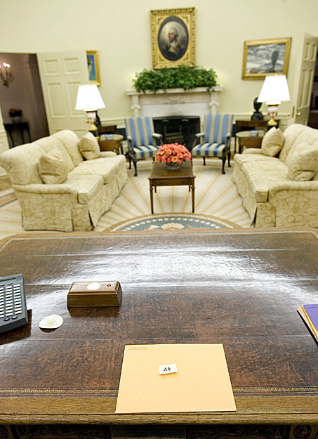 Örökség az Ovális Irodában - az elnöki íróasztalon levő dossziéban Bush utódjának írott levele van