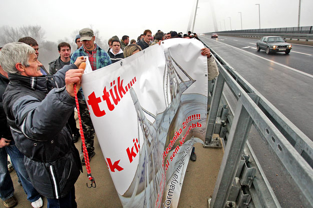 Az átvert alvállalkozók balsorsuk hídján tüntettek