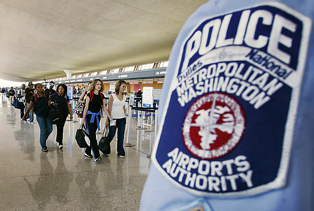 Rendőrségi őrszolgálat a washingtoni Dulles Nemzetközi repülőtéren