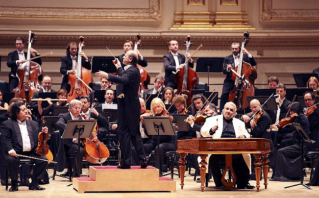 Fischer Iván karmester vezényli a Budapesti Fesztiválzenekart a New York-i Carnegie Hallban január 24-én este. A koncerttel megnyílt az Extremely Hungary című amerikai magyar kulturális évad.