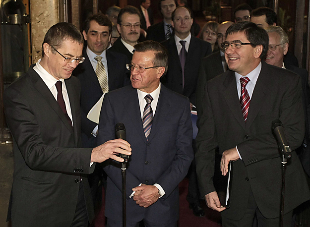Alexander Medvedev a Gazprom helyettes vezérigazgatója, Viktor Zubkov orosz miniszterelnök-helyettes és Veres János pénzügyminiszter
