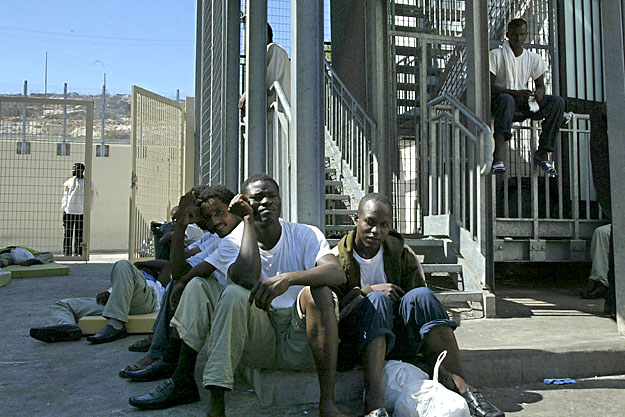 Illegális bevándorlók a lampedusai bázison