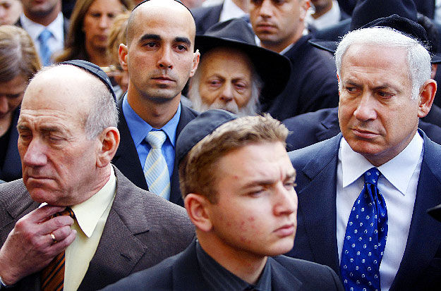 Ehud Olmert jelenlegi és  Benjamin Netanjahu esélyes következő miniszterelnök egy temetésen Jeruzsálemben