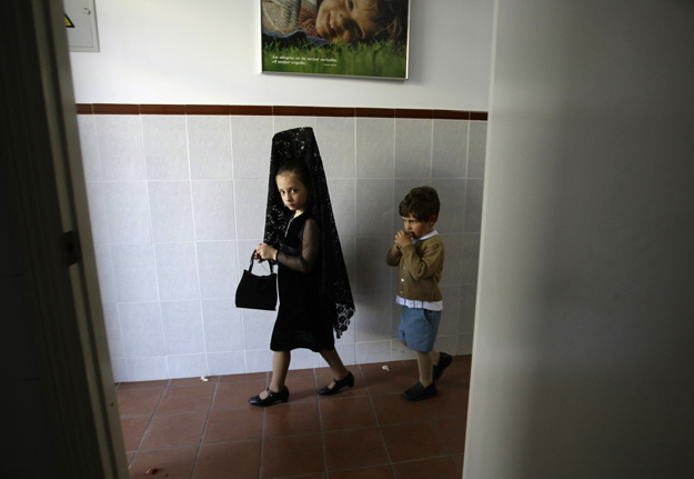 Iskolás kislány spanyol népviseletben, mantillában Szevillában 