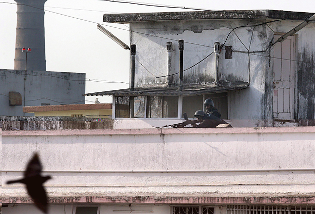 Kommandósok célra tartanak a mumbai zsidó közösségi háznak a tetején