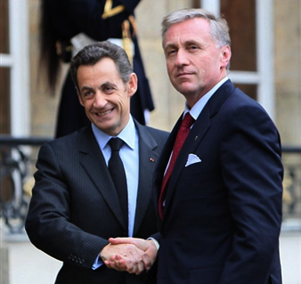 Nicolas Sarkozy és Mirek Topolánek az Elysee palota előtt 2008 októberében
