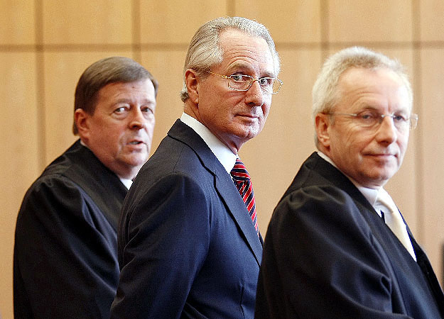 Zumwinkel (középen) ügyvédeivel