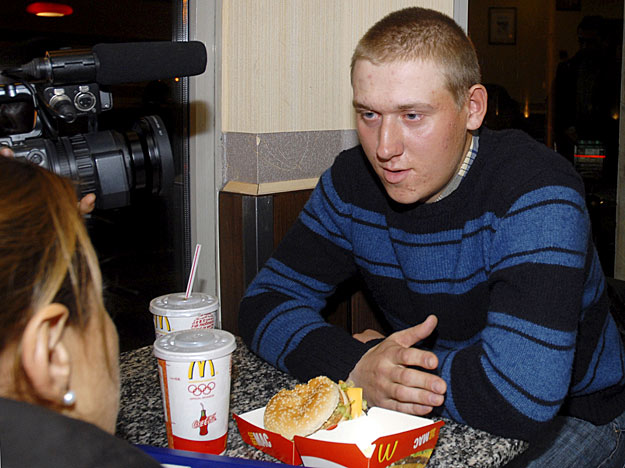 Alexander Glukov egy tbiliszi McDonald's-ban. Azonnal enni kért. 