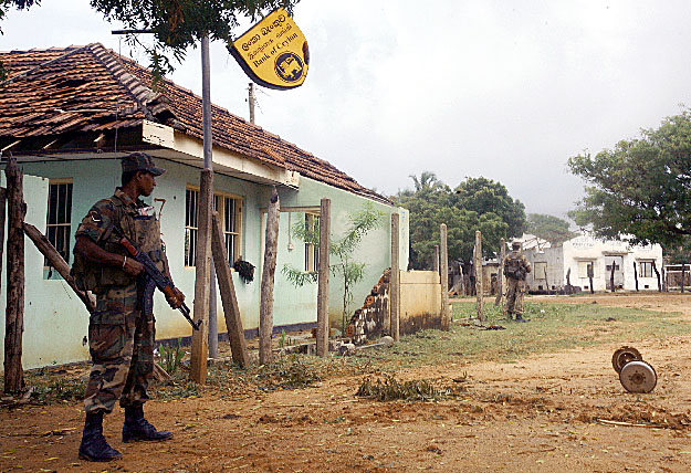 Katonák őrzik Mullaittivu városát, ahonnan elmenekültek a tamil lakosok