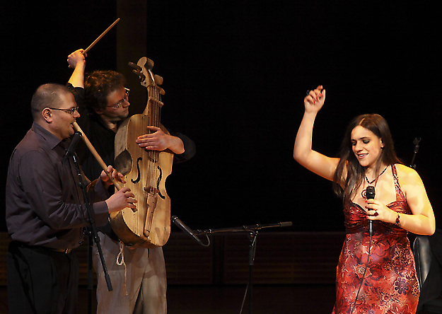 Palya Bea népdalénekes, New York-i Carnegie Hallban rendezett világzenei koncertjén. Szokolay Dongó Balázs furulyázik és Dés András ütős hangszeren játszik.