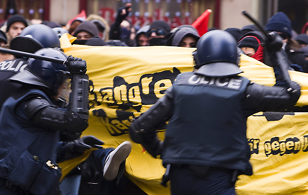 Tüntetők és rendőrök összecsapása Genfben