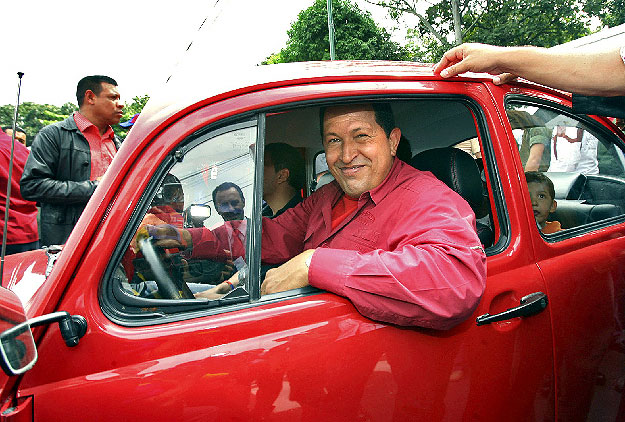 Hugo Chávez. Vörös ing, vörös autó.