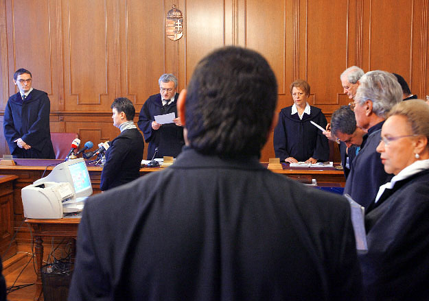 Princz Gábor (háttal) tavaly január 10-én az ítéletet hallgatja