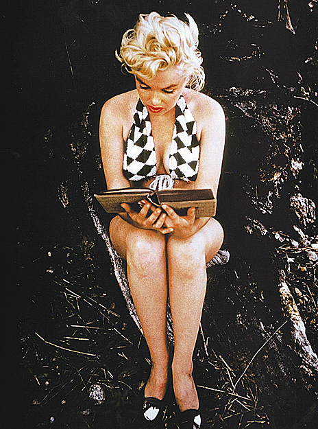 Eva Arnold fotója: Marilyn Monroe James Joyce Ulyssesét olvassa (1952)