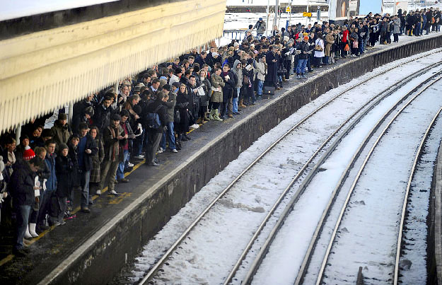 Ezrek vártak - sokszor hiába - a megállókban